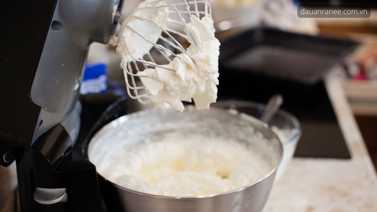 Cách làm whipping cream từ sữa tươi và bơ