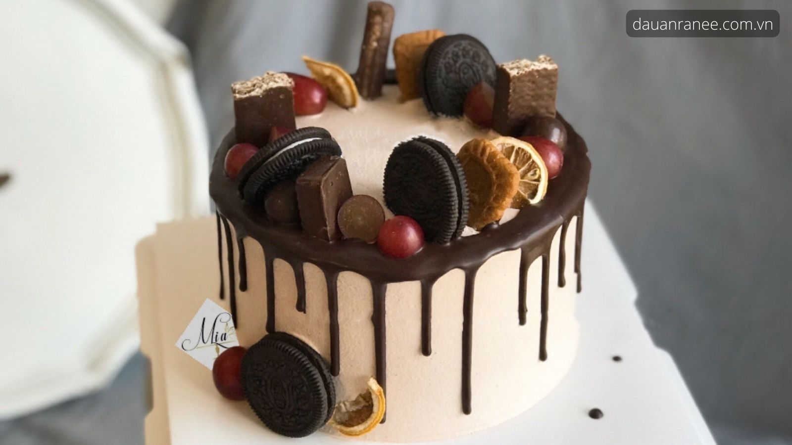 Trang trí bằng socola - Mẫu bánh sinh nhật đơn giản