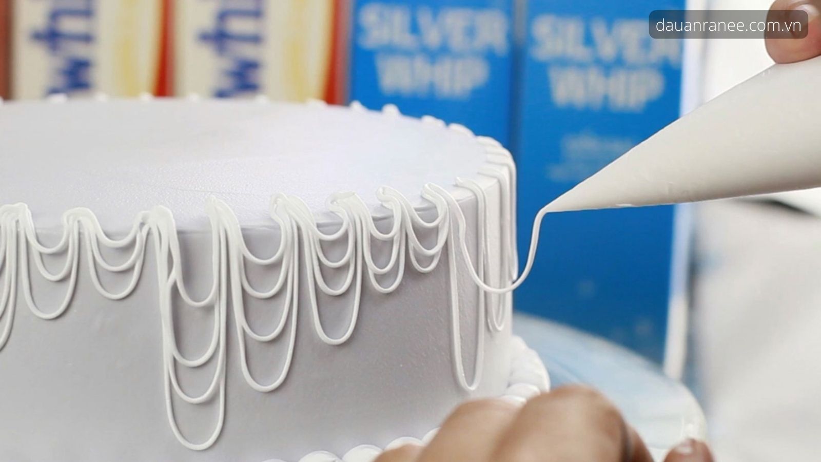 Đui bắt kem - giải pháp thông minh dành cho chiếc kiểu bánh sinh nhật đơn giản đẹp