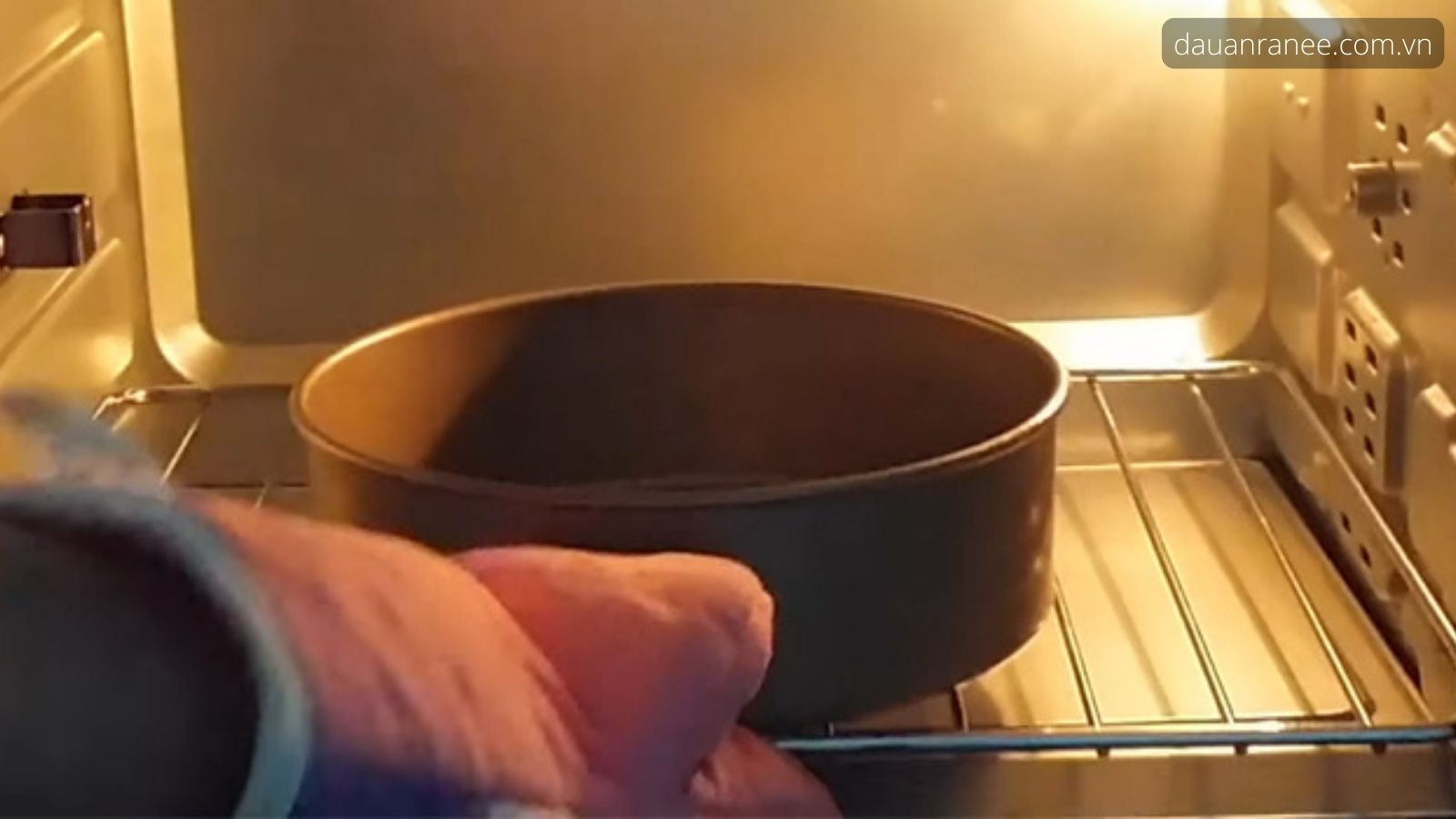 Làm nóng lò nướng ở nhiệt độ 180 độ - Cách làm bánh bò 