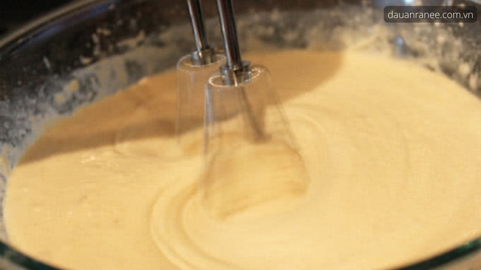 Chuẩn bị hỗn hợp món bánh custard đơn giản và ngon bất bại - Cách làm caramen