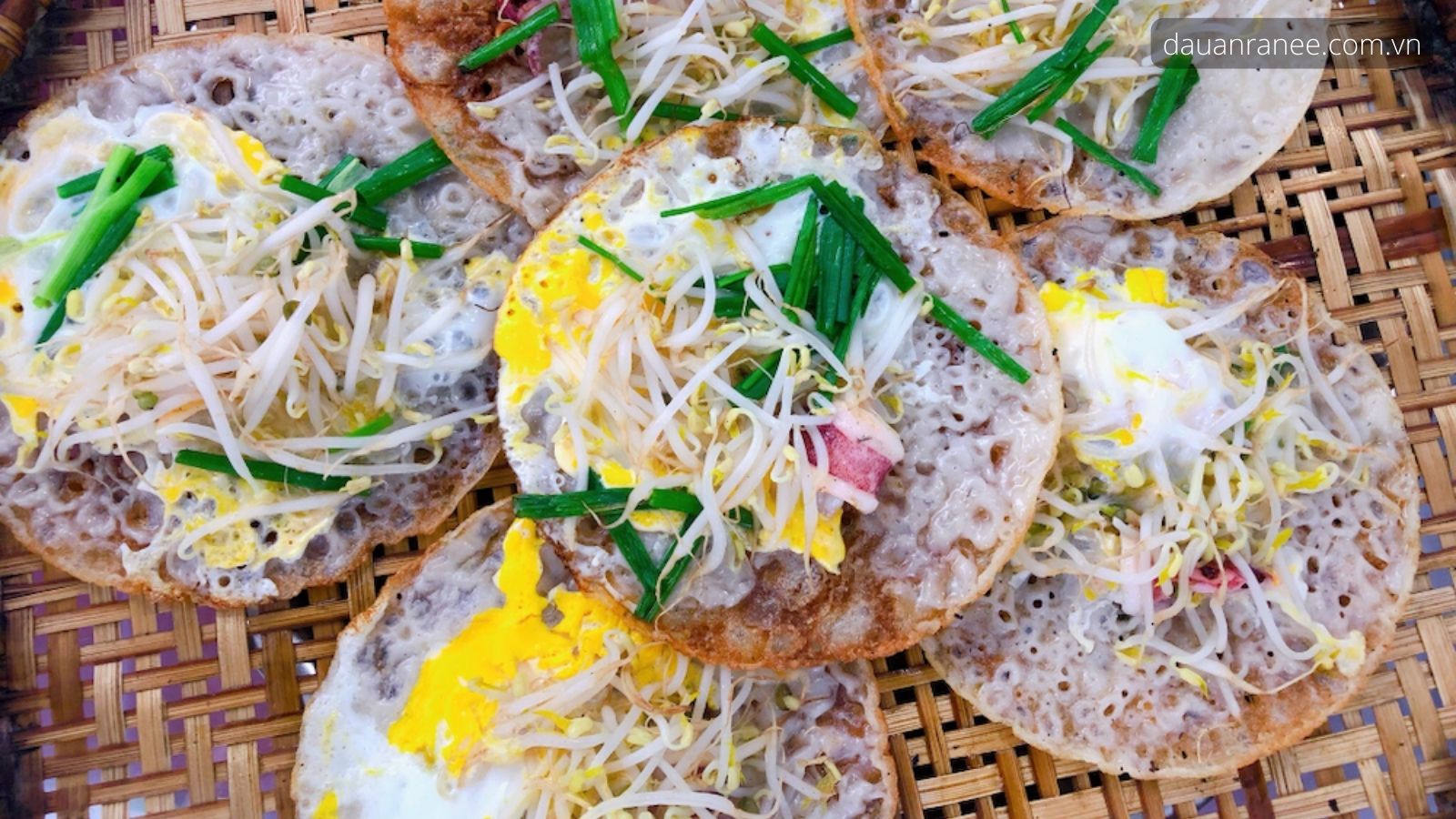 Bánh xèo Phú Yên - Thưởng thức món bánh ngon ăn kèm với rau sống.