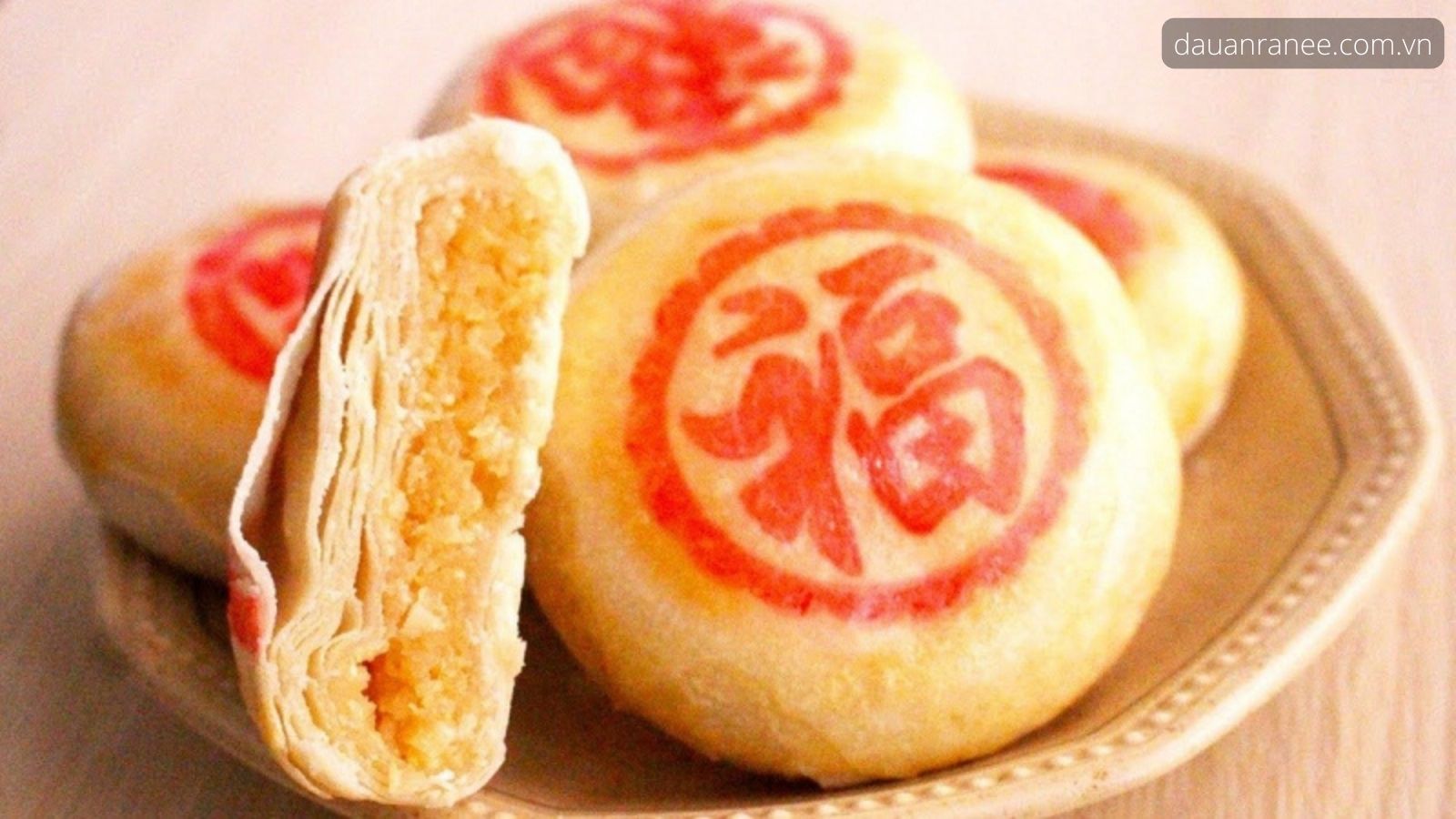 Bánh pía sầu riêng - món đặc sản Sài Gòn làm quà tặng gọn nhẹ.