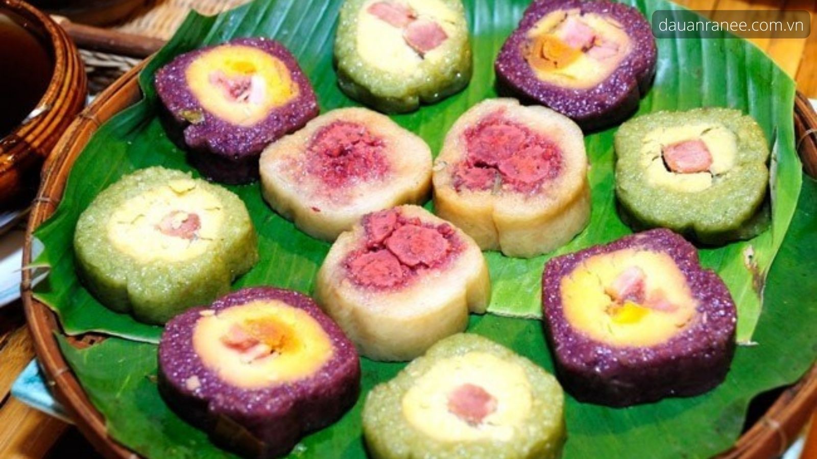 Bánh tét lá cẩm - Món ăn đặc sản Sài Gòn làm quà tặng dịp Tết.